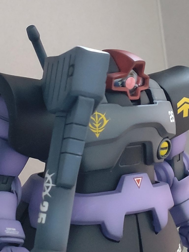 モノアイのクリアパーツはグラデーション塗装でなんとなく「ビコーン感」を出したのですが、塗ったパーツはモノアイじゃなくて、ビームバス用のサイトでした😁結局モノアイはシールを貼りました😁