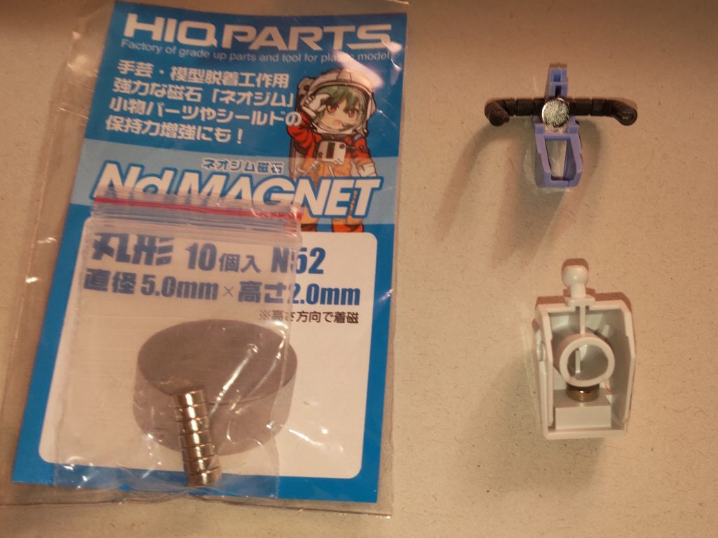 ソード側は大きめのサイズなので肩を覆う方向で考えました。自分はネオジムを使うのが好きなので画像のように瞬着で固定しています。