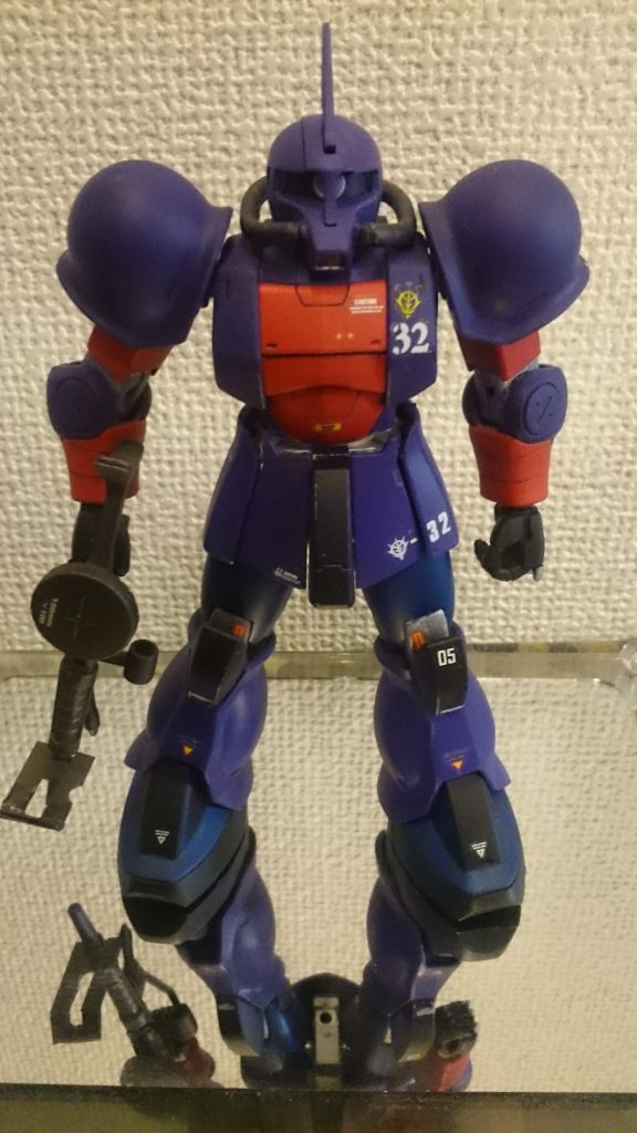 フロンビュー両肩にアーマー頭部にはザクII同様に動力パイプが有ります。