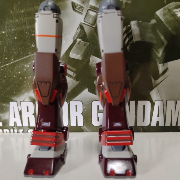 アンクルガードの横に掘られたの溝が特徴の脚部です。ヘビーガンダムは足だけ取り出すと、実にかっこいいのですが、本体に組み込むと膝より下が細く、またアンクルガードが小さいので、ヘビー感が薄いのです。膝のバーニヤ、膝の裏、腿、アンクルガード、足の甲、つま先などを細々と塗り分けました。右足の大腿部に貼った赤ラインのシールは、傾いていたので後で直しました。（1枚目）