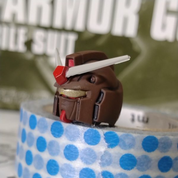 ゴーグル（モノアイ？）が印象的な頭部です。狂四郎のヘビーガンダムはこんな目だっただろうかと疑問を感じますが、自分にはどうしようもないので仕方ない。顔とアゴを後ハメ加工にしてやりました。側面の合わせ目の段差がひどいことになっていました。ランナー跡を削り過ぎたようなので、パテで埋めて修正しました。頭部はメインカラーに選んだマルーンだと色が濃くてパッとしなさそうだったので、色の薄いリノリウム甲板色にしました。ゴーグルはMGらしくなるように、チタンゴールドで塗りました。（1枚目）