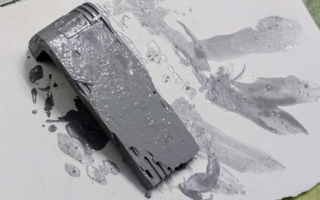 下手塗りが功を奏して天然で凹感でました(zaku-kao4)