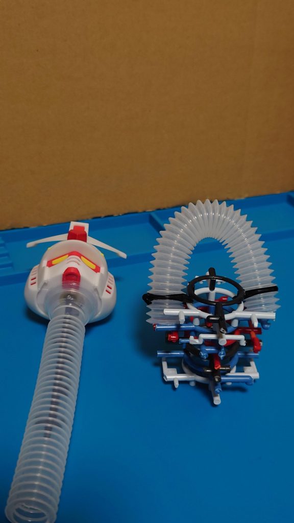 制作中胴体の正体は……トイレタンク用のホース。ランナーの中心の丸いところがドンピシャサイズだったんで、とにかく重ねて固定した台を作り、いれるだけ。