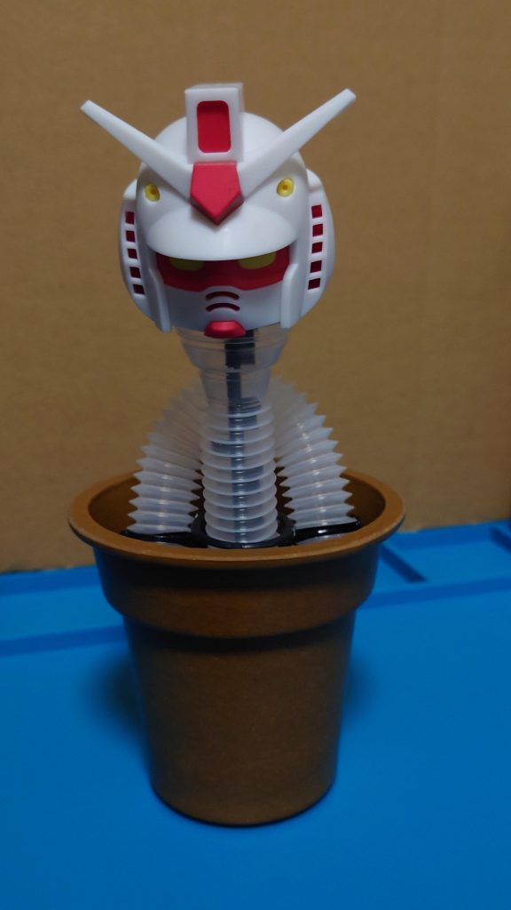 塗装前一度はメタリックグリーンに塗ったものの、何かが足りないと一旦保留。(写真撮り忘れた…)最終的にホビーショップのジオラマコーナーで思いつきました。実はマスクの下にはマグネットを仕込んでいます。凶暴化した口を上から被せられるようにしようとしたものの…没。