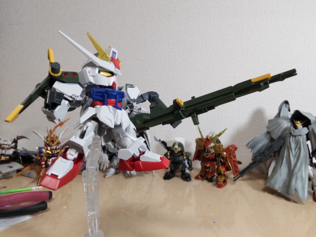 このまま飾ってもいいかも。なお実際には砲身の持ち手を削らないと手が入りませんが、SDなのである程度はポーズで誤魔化せます。