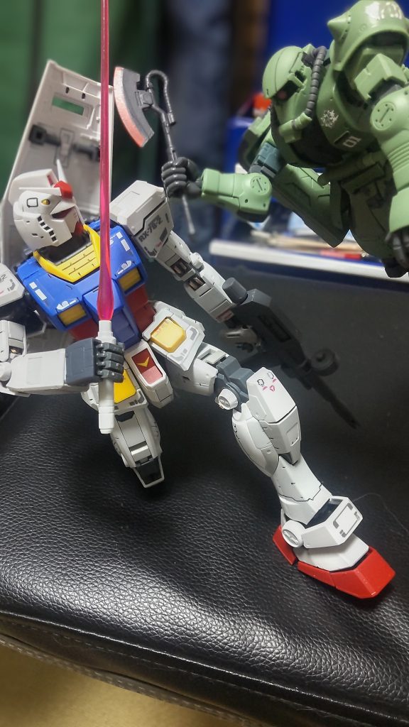 ちょっと押され気味です(zaku-kao10)