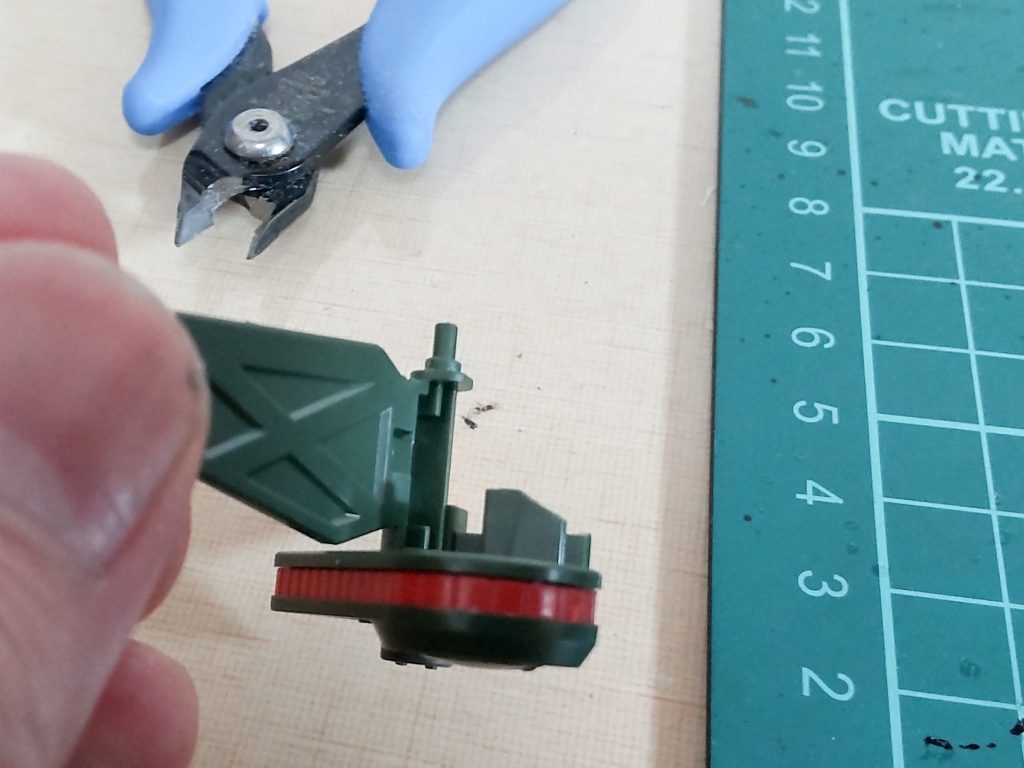 ランチャー側の干渉部分は肩の穴を若干広げてピンを斜めにカットすればOK。