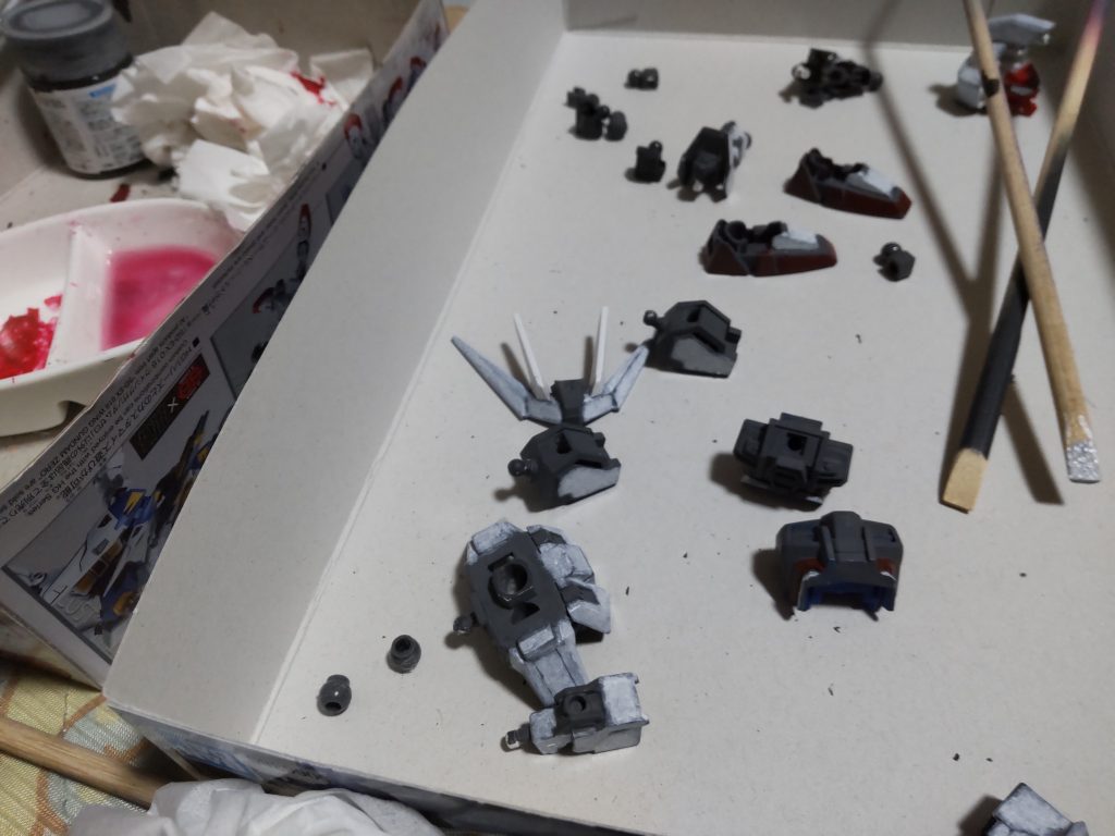 で、せっかく部分塗装するなら本体の色が足りない部分も塗ろっかな〜、ついでにシール失敗したところを塗装して...だったらここも、あそこも塗ろうかな〜という感じで...