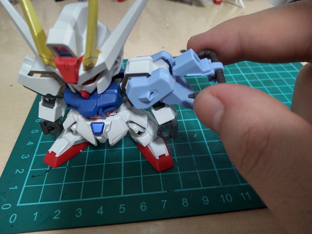 特にソード側。EG、HGには無加工で取り付けられる肩アーマーがSDEXには付きません。