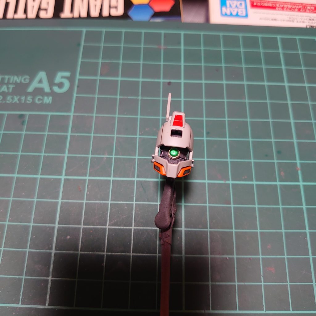 バイザー？内部にモノアイディテールがあったのでレンズにグレードアップ。組み上げるとほぼわかりません。