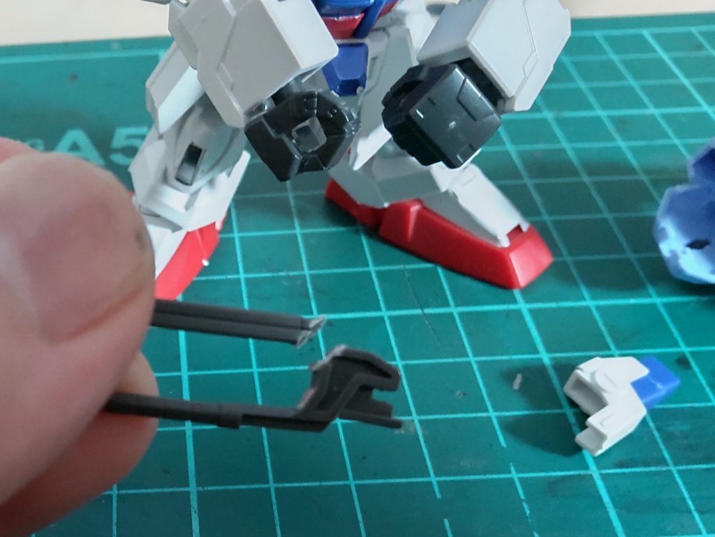 武器ですがSDの掌は開かないので大剣のカバーで隠れる部分に切れ込みを入れました。これで持たせてカバーを取り付ければ違和感なく装備できます。