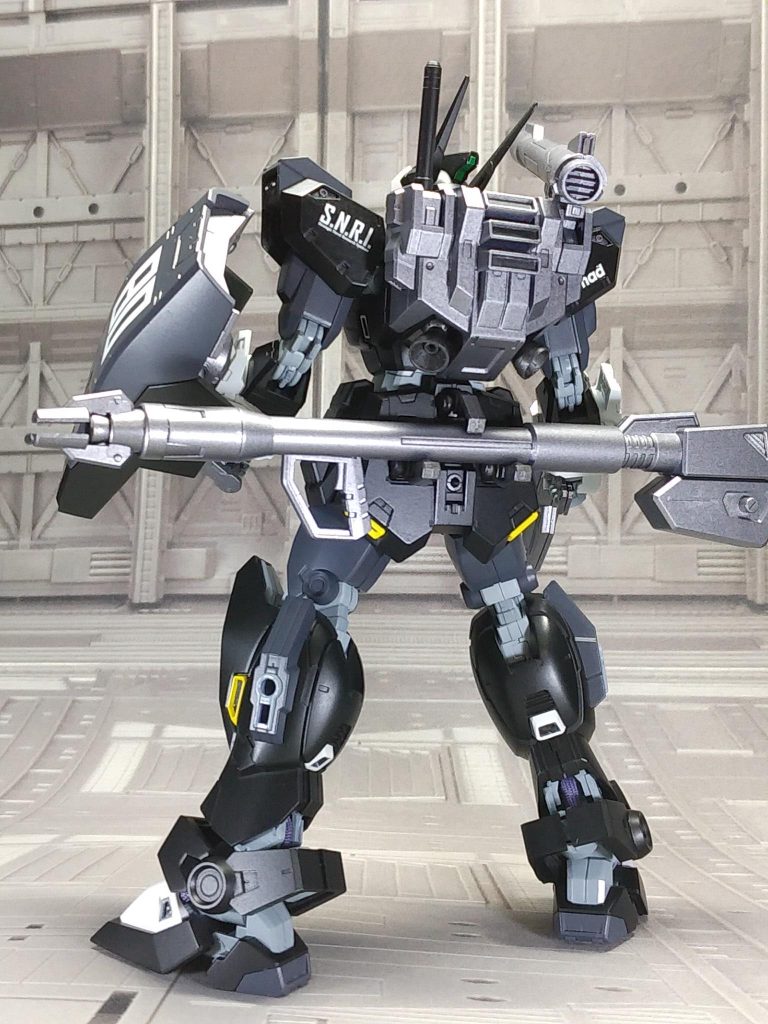 フル装備状態武器は可動部分が少ないので可動軸をマスキングしてスプレー缶で塗装しました。