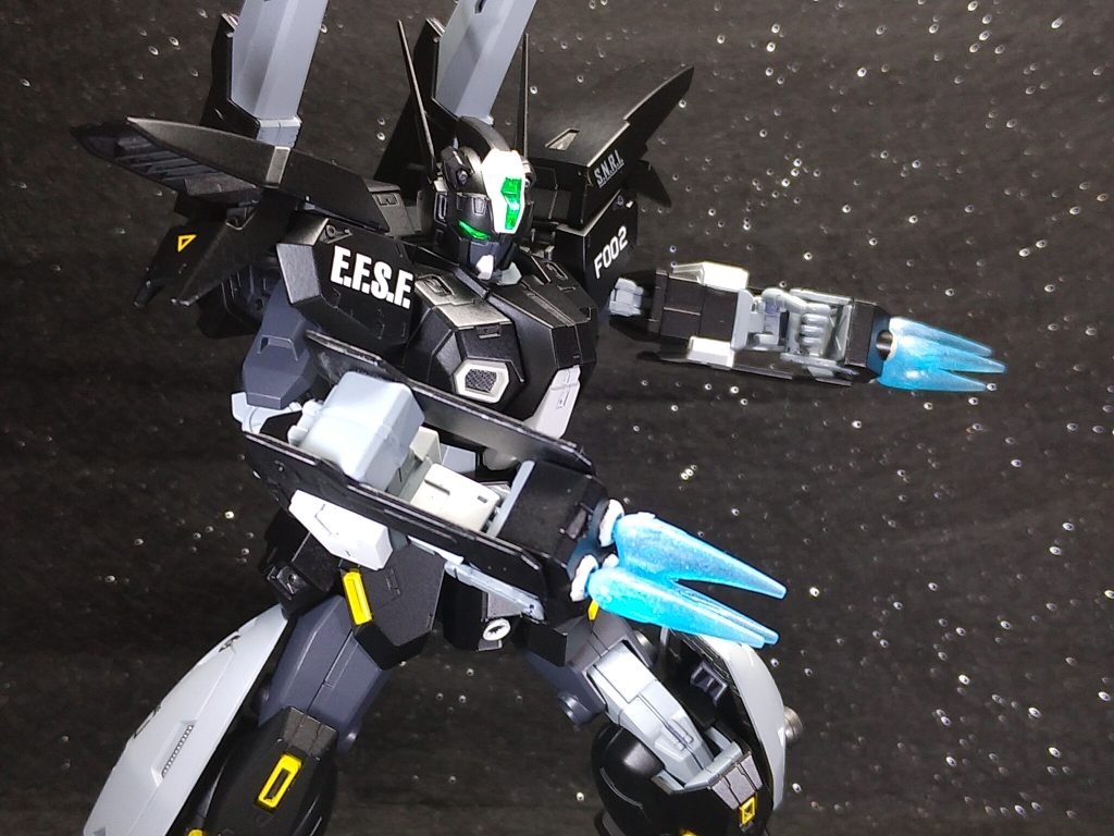 塗装は黒→TS-29セミグロスブラック二の腕、太股等 黒→SG15MSファントムグレー白→S69グランプリホワイト黄色→SG03MSイエロー関節部分、ミッションパックのグレー部分→明灰白色(S35&H61)装甲裏、バーニアノズル等→H18黒鉄色武装→TS-42ライトガンメタル+トップコートつや消しを使用しました。ABSを使用している部分は水性ホビーカラーを使って関節軸やピンを避けて筆塗り塗装を行い、破損のリスクを減らしています。デカールは左肩にガレムソンのコールサイン「ファスト2」を表す「F002」を右肩に連邦軍所属を表す「EFSF」を貼り付けました。背中側はサナリィのロゴと生産を請け負っているツィマッド社のロゴ等を貼り付けています。