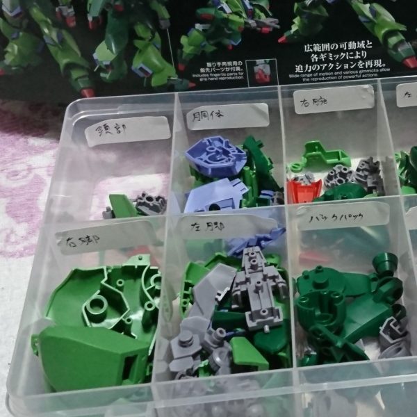 ゾイドの塗装ほぼ終わってガルスJ本格的に製作していきます。ちなみにガンプラとは関係ないですが作っているゾイドはもう生産されていないいわゆる絶版キットでカマキリ型ゾイドのディマンティスです。（1枚目）