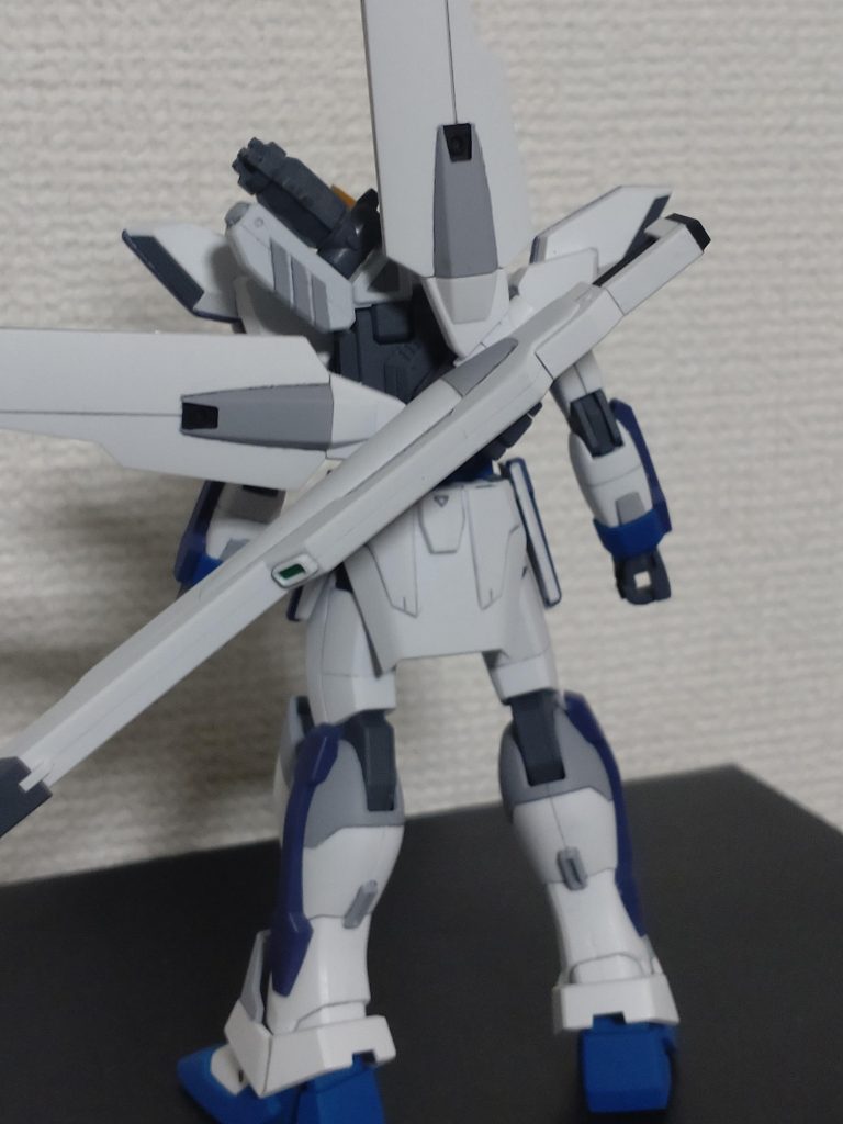 マスキングテープをめちゃくちゃ使いました。今回は下手にポーズをとらずに素立ちのみで。シールドバスターライフルは絶賛塗装中でございます。(マスキングズレて大変なことに……)この作品が誰かのガンプラ作りの役に立ってくれたら幸いです。それでは、ご覧いただきありがとうございました。歩兵Aでした。