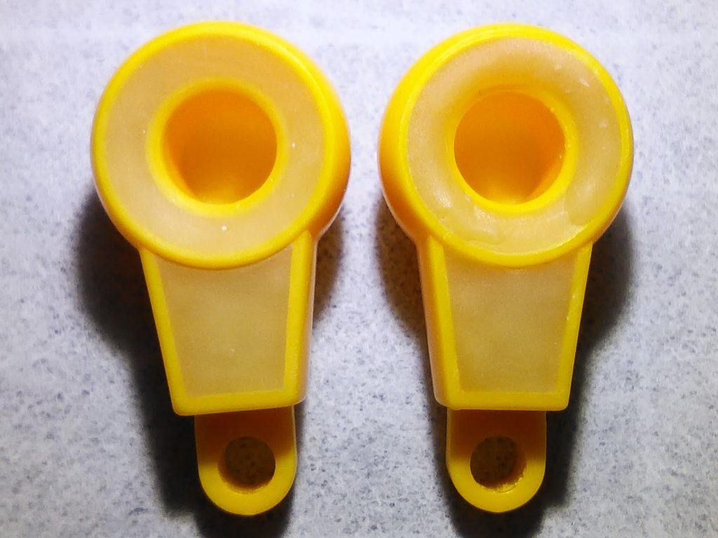 肉抜きはティッシュで底上げして光硬化パテで埋める。（画像右は均し前）