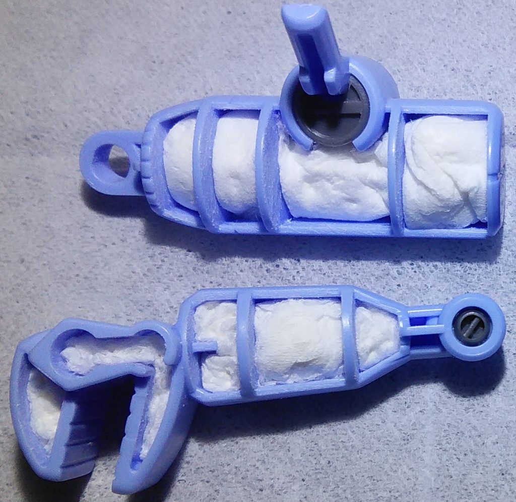 光硬化パテは高いので、ある程度ティッシュを詰めてコストカット。