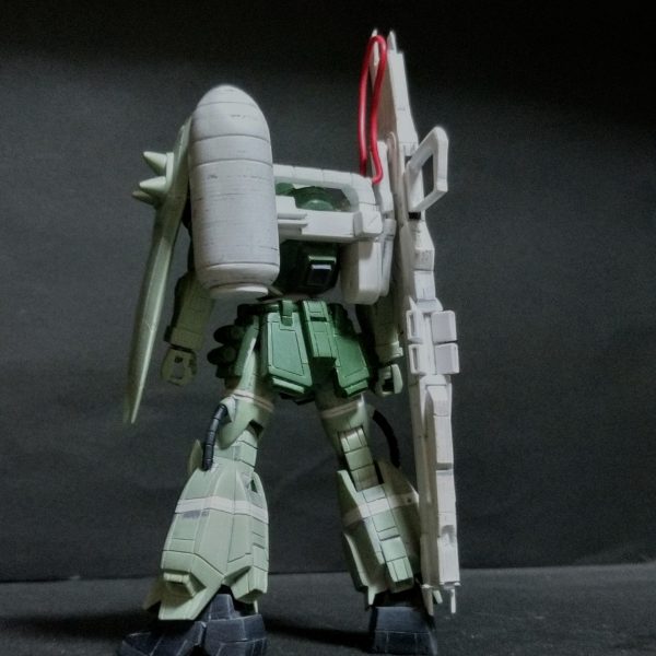 ザクウォーリア武装製作で大型ビーム砲が出来て、ガナーパックが完成しました！最近の暑さと仕事の忙しさでなかなか進みませんでしたが、なんとかここまで行きました❗️今回の苦労ポイントは砲を支えるアームと、格納状態にする為の蝶番の加工に難儀しました💦（2枚目）