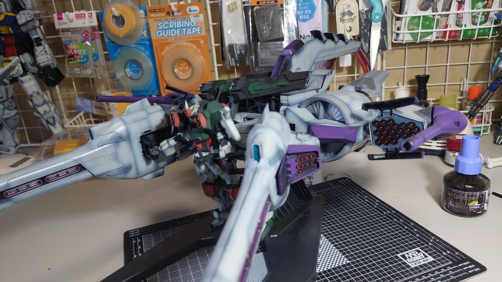 ミーティアのアーム（ ？）とミサイルハッチも塗り分けました