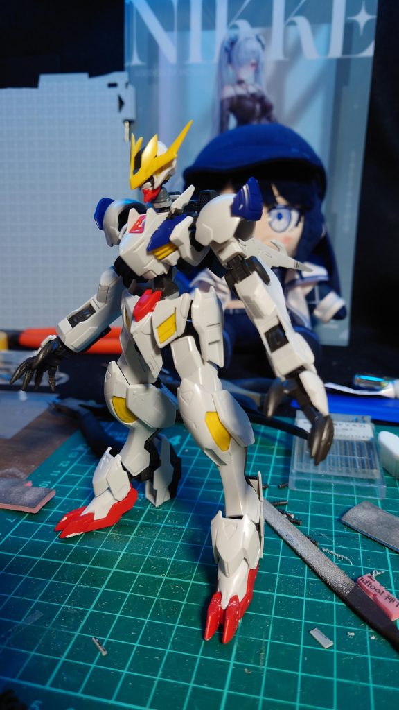 首のボールジョイントをライジングフリーダムガンダムのものに置き換えで＋2mmの延長腰を2mm延長、太ももを2mm延長、足裏を1mm延長立ち絵のようなルプスレクスを目指して改造しました！