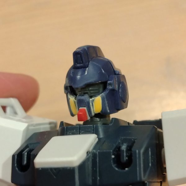 旧HGの顔に対する違和感にやっと気が付きました。頬に段差があってガンダムタイプみたいになってるんですね。ジム頭なのに精悍すぎるんじゃ！この段差を埋めて、さらに口先の延長と角度の変更をしてみました。塗装してみて、2枚目の設定画のようになってればハッピーなんですが…はたして※本当は目の縦幅も広くしたいけど、アンハッピーな未来しか見えないのでやりません😷（1枚目）