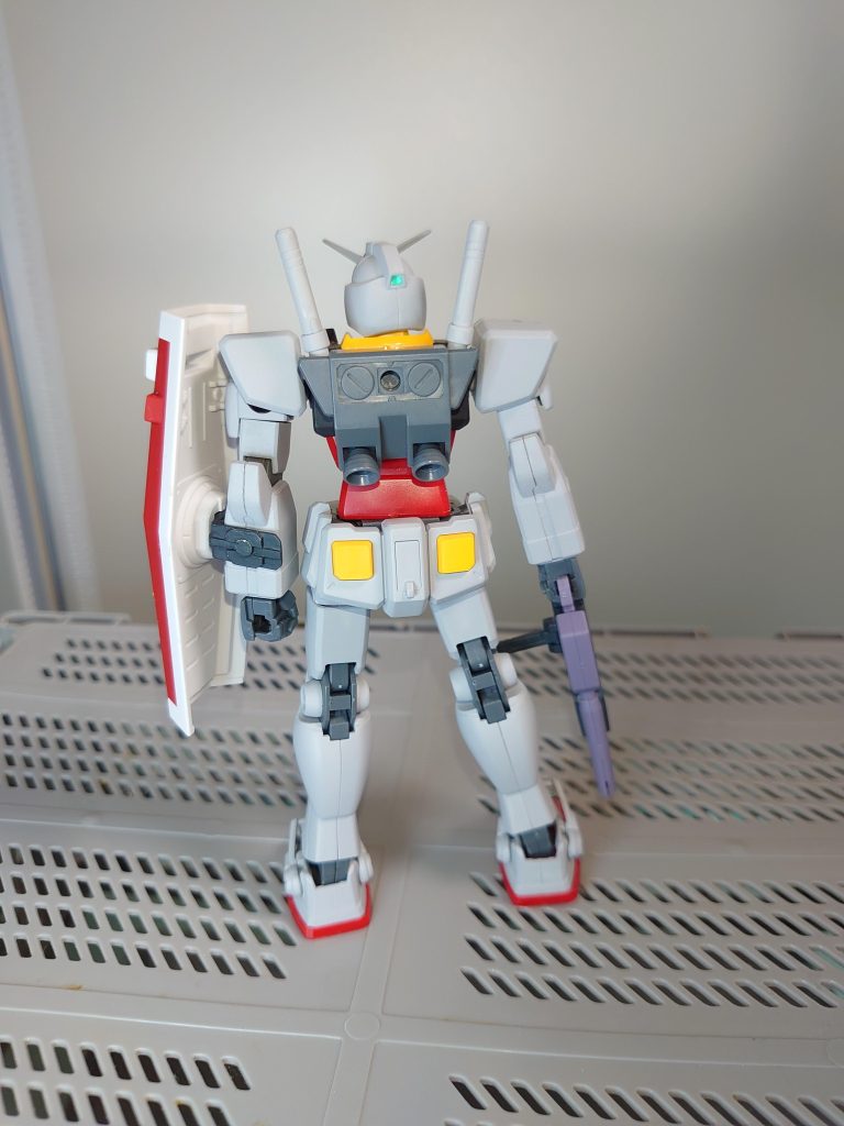 バックショット。シールドは接続部を自作して位置を変えられるようにしています。カラーリングは成形色の白をグレー、青を黒にしてMk-Ⅱっぽくしています。