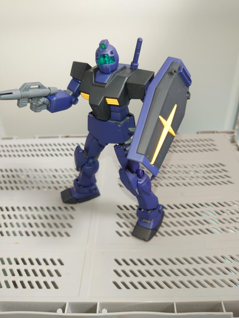 ウモンの僚機もスプレーガンしか持ってませんでしたが、もったいないのでシールドもティターンズカラーに。手をかけたガスタンクと違って、ジムの方はティターンズブルーの1と2を使っているだけです。