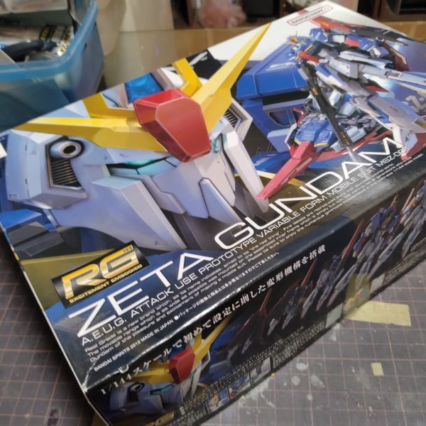 やっと手元に再チャレンジのRGゼータが来ました！😄完成間近に左腕が破損した前回のゼータのリベンジです！今度は前回やらなかった変形もやりますので！と、言いますか！結果的にゼータを3回連続も投稿する事になってしまいちょっと飽きますね！😅いつも観てくださってる方！この一発で今度こそ決めますので！😄😄完成したら観覧宜しくお願いします！😄