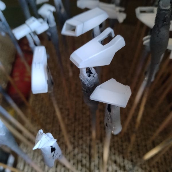 取り敢えず！補修のザクのショルダーの下処理が終わったので！ゼータの塗装に戻ってきました！😄先程のサフからの白グラデーションが終わりました！😄やはり補修との同時進行は疲れますね！😅少し休憩です！😄（1枚目）