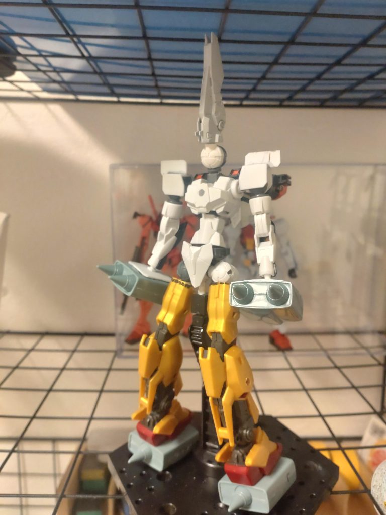 こんな感じでキケロガを作っていたのですが、よく考えてみるとジークアクスの機体を1%も使ってない！これでは応募要項的にアウトということで路線を変更。 →キケロガの中にジークアクスか赤いガンダムを入れよう！→それじゃつまらん。Zの時代だし百式を入れたろ！→百式入れたらジークアクス要素無くなる(汗)→百式はとジークアクスをミキシングして、キケロガには赤いガンダムを入れよう^^;という感じで、キケロガとは別に製作することになりました。作りながらあーだこーだと考えているこの工程だけで、たぶん半月は掛かったと思います(汗)ちなみにキケロガもジークアクスコンに出したいのですが、果たして期間までに完成するのか…。