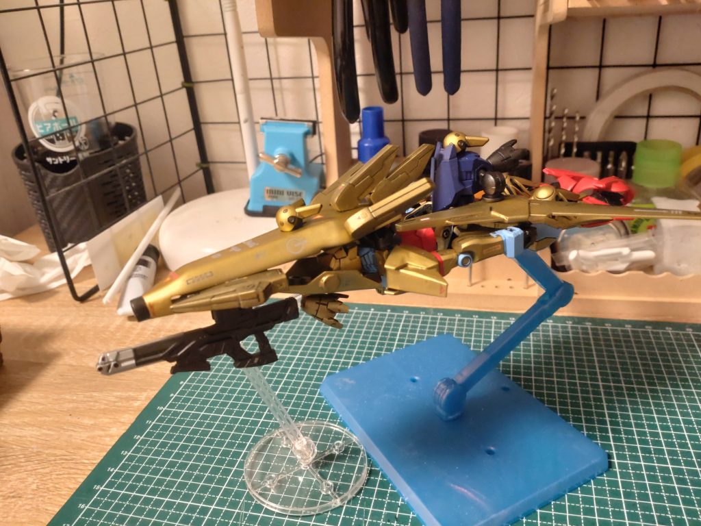 個人的には、ジークアクスに出てくる機体はブラウブロなのに名はキケロガ、ジムなのに名はゲルググ、ハンブラビなのに変形遅い、などの正史との差異があるのが特徴なのかなと。なので、百式といいつつ可変機のデルタガンダムにしようと思い立ちました。デルタガンダムも正史ではちゃんと作れずにお蔵入りって設定だったはずだし、それをロールアウトできたってのがジークアクスっぽいなと。あとは、デルタガンダムだからデルタサイコミュという設定もお気に入りです。機体、武装、操縦者がそれぞれ同等の関係性となり、三角形の頂点に位置する三位一体のイメージです。飛行形態も極力三角形のシルエットっぽくなるように仕上げました。