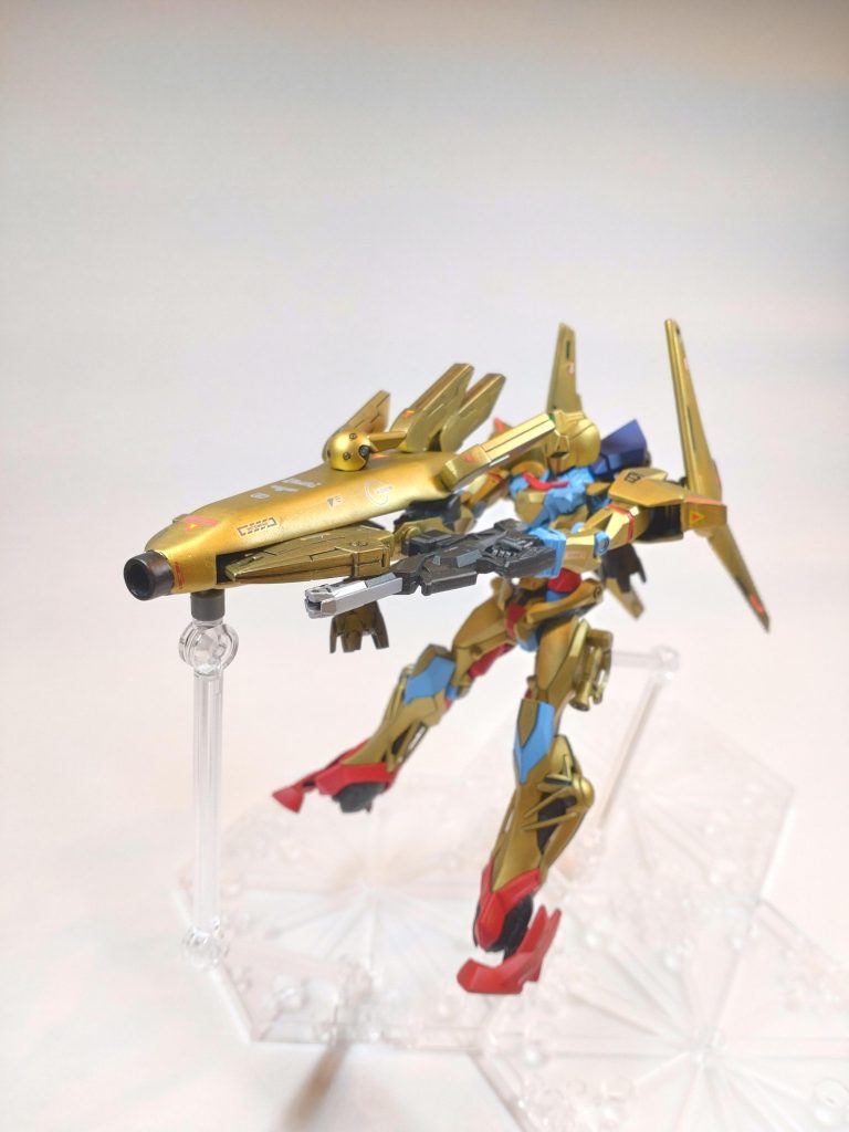 武装面では、近接武器のビームランスモード、高威力のビームランチャーモード、牽制や対複数戦闘で効果を発揮する拡散ビーム砲モードと、3つの武装モードを使い分けることで、どのような戦局でも戦い抜ける武装となっている。