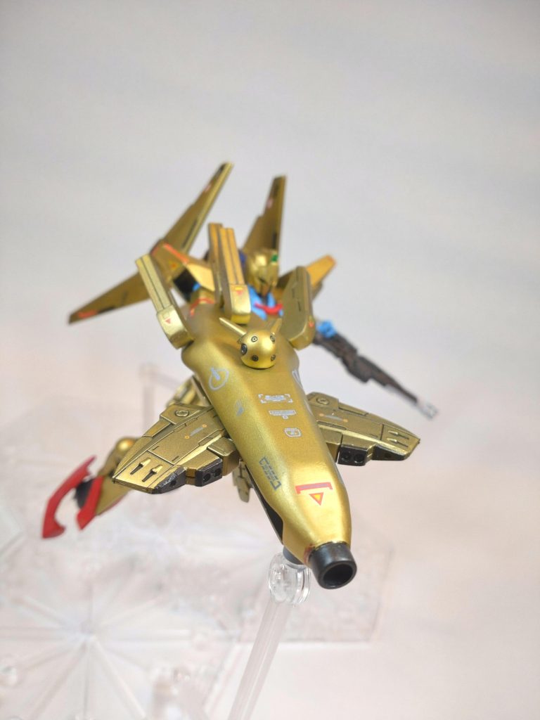 この高機動性を最大限発揮しつつ、状況に応じた武装選択を強いられる戦い方は、並の操縦者には不可能である。この百式のポテルシャルを発揮するためのシステムが「デルタサイコミュ」である。機体、武装、コックピットに設置されたサイコミュが共鳴し、パイロットの脳波をダイレクトに伝導することで超高速のレスポンスと高精度で微細な操縦を可能としている。まさに、機体、武装、操縦者が三位一体となることを可能にしたシステムである。