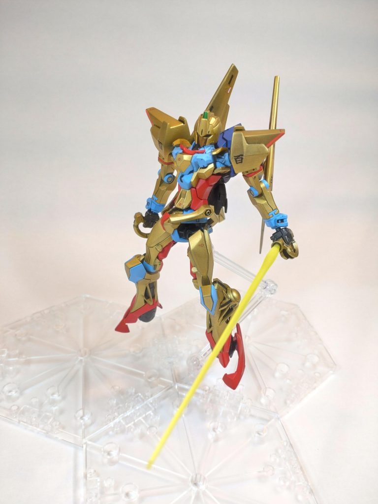 ジオン軍のエースパイロットであるエグザベ•オリベ中尉の専用機として開発されたのが百式。ガンダムクアックスの高水準なスペックに加え、エゥーゴ結成によりもたらされた新フレーム技術や駆動系摩擦キャンセル技術などの連邦軍の技術を用いるとこで、「高次元な回避性能により、被弾をせずに戦う」というピーキーな設計思想のもと誕生した。その名には、「新生ジオン公国の平和を百年守り続ける者」という想いが込められている。