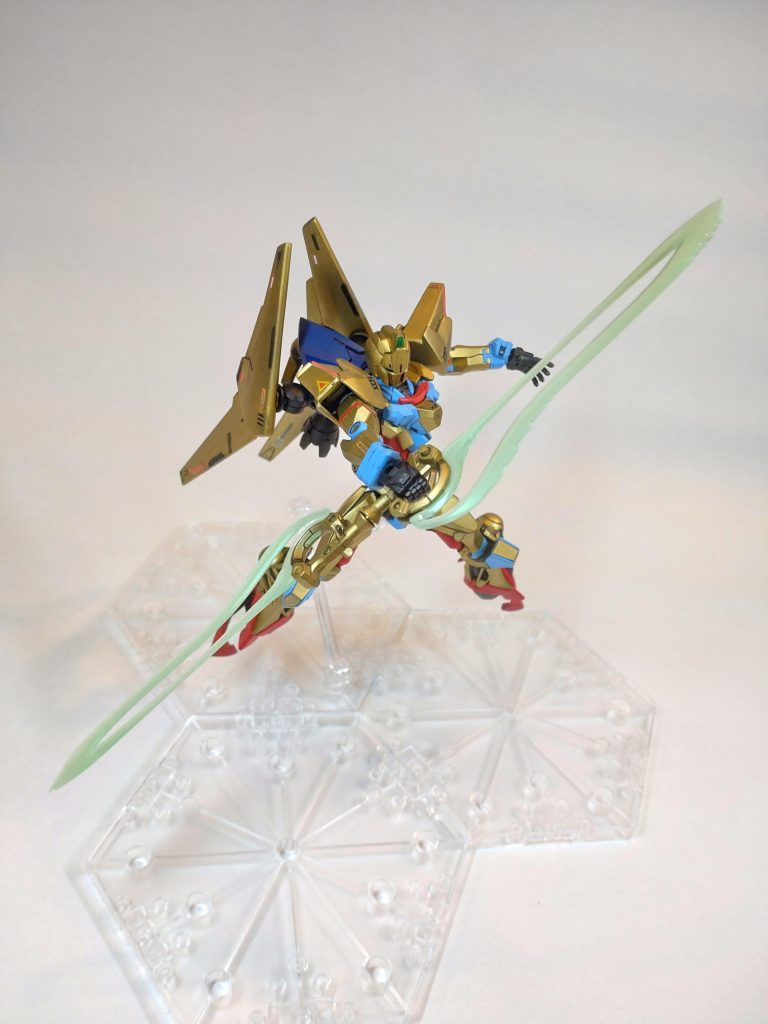 標準装備のビームライフルは、ガンダムクアックスに装備されていたものより威力は劣るものの、連射性に優れたものを採用。近接武装も、従来の高威力のブレイドタイプ、威力は落ちるがリーチに優れ取り回しやすいサーベルタイプ、2つを連結されることで大立ち回りも可能なナギナタタイプと、状況に応じた戦い方を選べるようになっている。