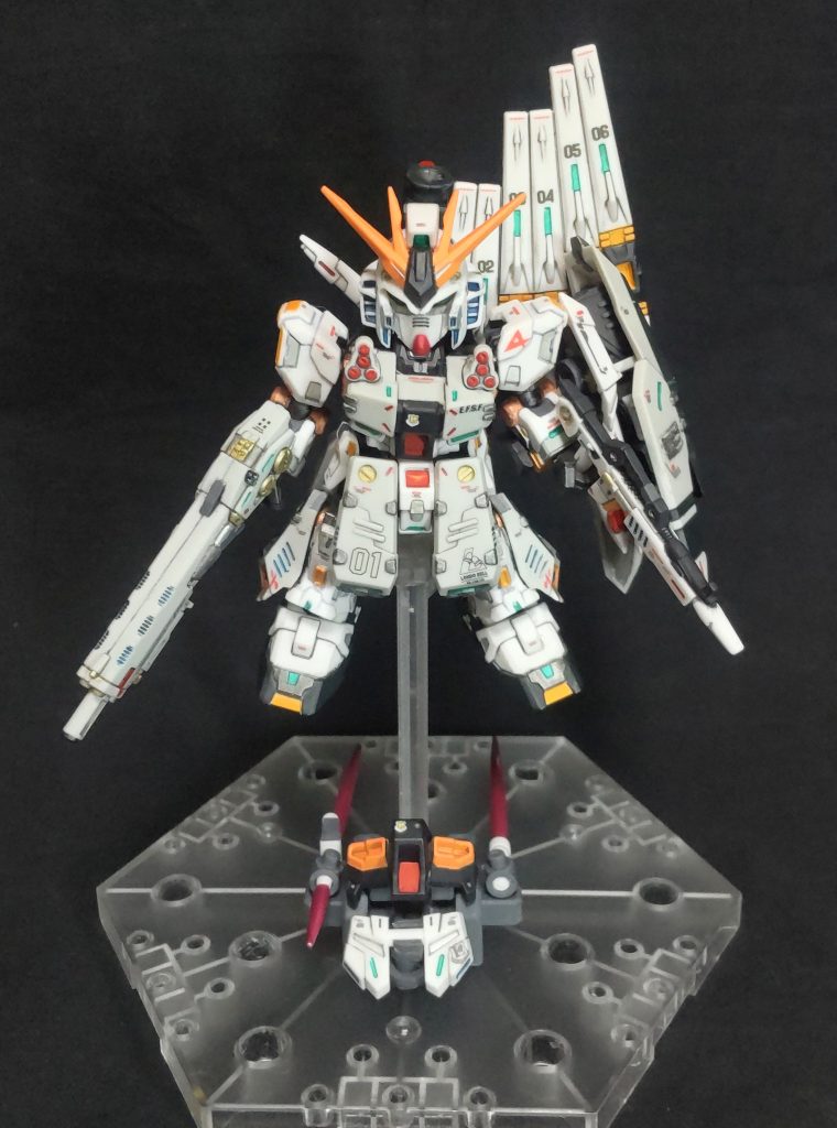 こんな感じで余剰パーツもまとめて飾っています😁。「ビームサーベル、どこいった🙄」になりません😆。