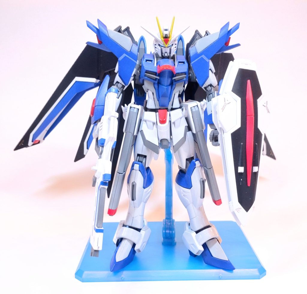 このライフリさんはいいキットなのですが、何故だかウイングが丁度いい塩梅に調節しづらいのです(汗)というか今見ると胴と腰が微妙に曲がってる(汗)写真撮影は撮り方や環境だけじゃなく、このポージング撮らせるのも肝ですよね。ただ、水性ホビーカラーで塗装しているので、塗装剥げが怖くてポーズを作るのもヒヤヒヤしながらやっています。