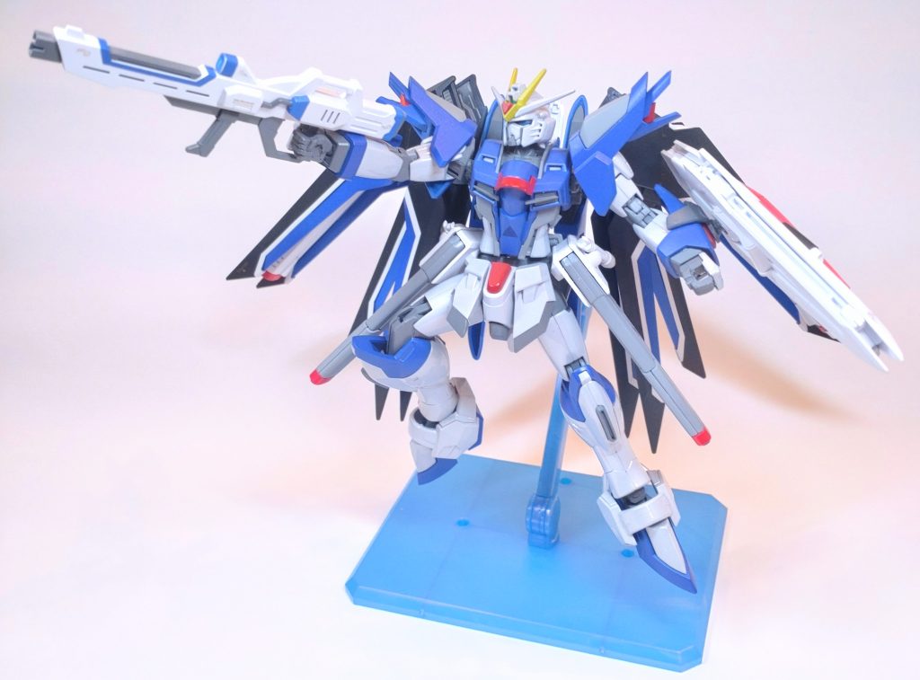 地味に腰のレールガンがポージングの邪魔をする…。