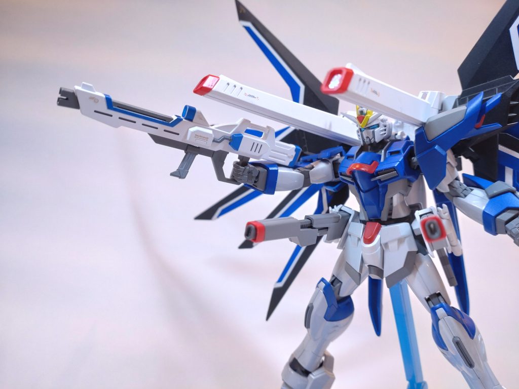 今回撮影してみて思ったのは、ライフリはこのフルバーストなんかの射撃ポーズより…