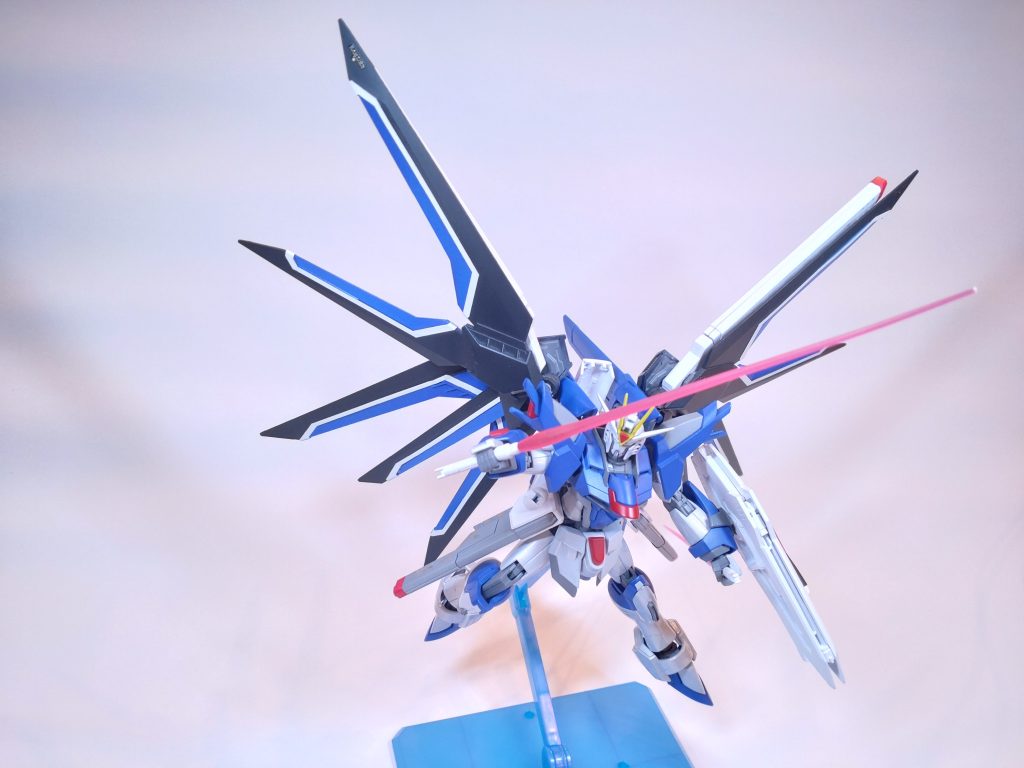 こういうサーベル抜いての格闘戦ポーズの方が映えるなぁと。個人的な好みなのかもしれませんし、ハイマットフルバーストで上手いポージングが出来ないってのもありますが^^;