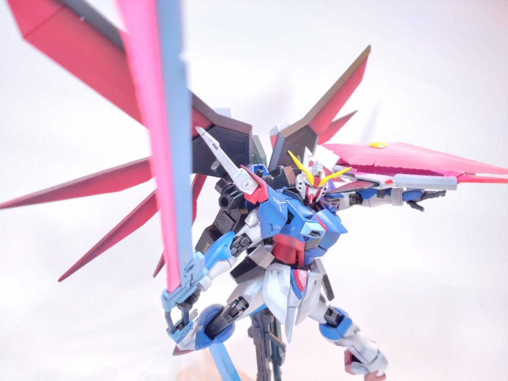 暖色系の方が塗装などのリアルな質感が分かりやすいかなぁと。でも、表面処理が苦手な身としては寒色系で撮影したほうがそこをごまかせるのかなぁ…と(汗) どう見せたいかで撮り方も変えられたらいいですね。