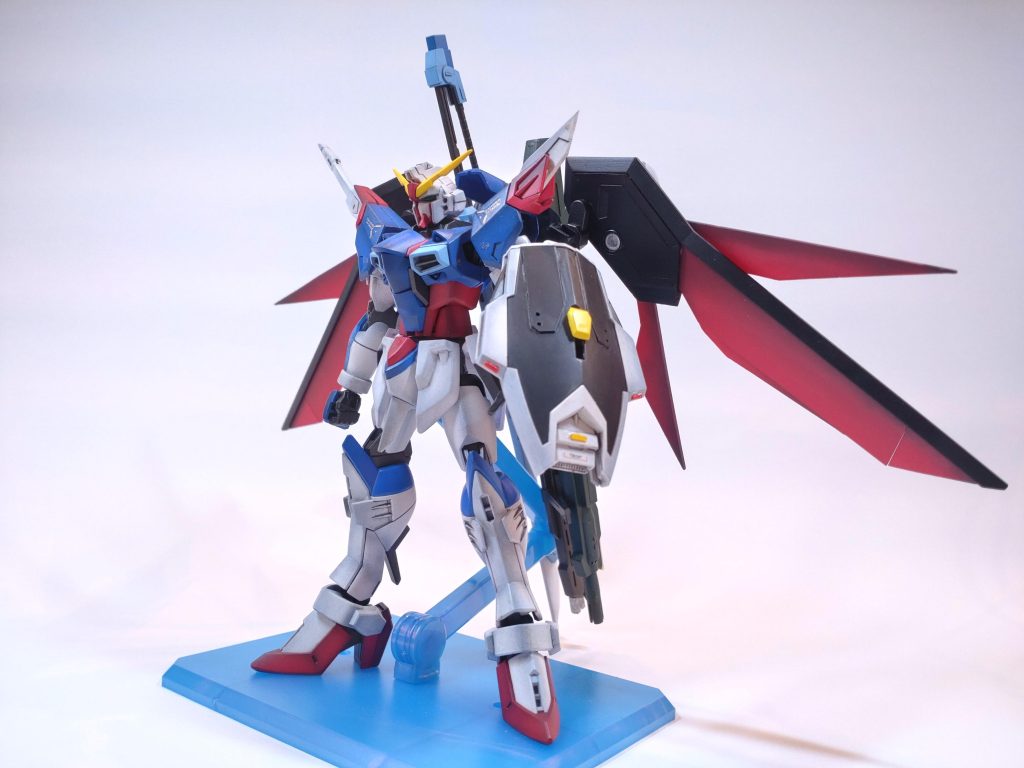 芋者を任せれたシンだが、(苦手なアスランの駆るジャスティスに打ち負かされた経験があるため)ジャスティスに良い思いを抱いていないと知ったキラが、シン専用機にデスティニーっぽく改造したって設定です。(もし興味があれば、以前の投稿をごらんくだしい)