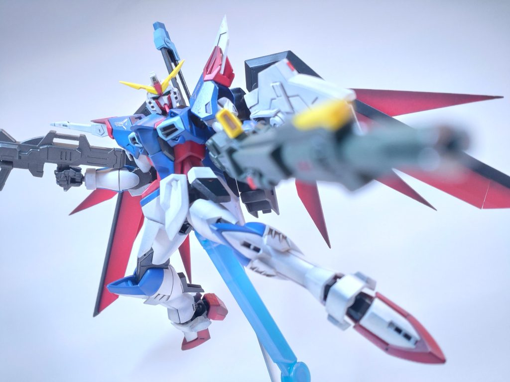 射撃ポーズを見せたい場面なので、アグニ改をアップにする方が映えるかと思いきや、わざと武装をぼかした方が銃を突きつけられているかのような見え方になりますね!