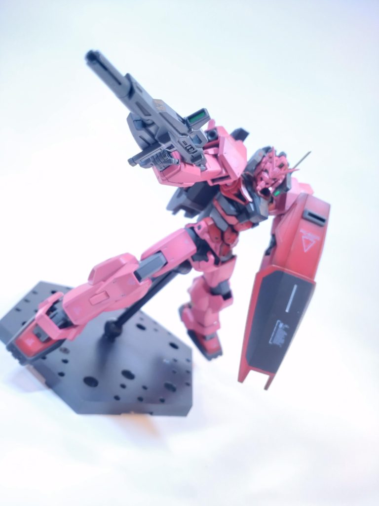 時を同じくして、地球連邦内部ではジオン軍掃討を掲げる精鋭特徴部隊「ティターンズ」を設立。スペースノイドに対するあまりにも残虐な作戦が行われることとなる。状況を重く見たアルテイシア公王は、地球連邦を離反したブレックス准将と手を組み、対ティターンズ組織である「エゥーゴ」を設立する。それにより、もともとの改修計画に加えてティターンズとの地球戦を視野に入れて改修されたのが、この赤いガンダムMk-Ⅱである。