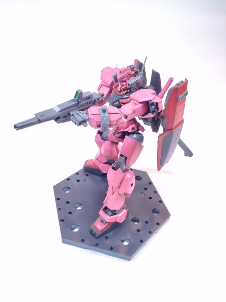 本機最大の特徴(改良点)が、武装連動式バックパックシステム「ストライカーシステム」である。本機の操縦者であるシャア・アズナブル大佐は、コアファイターを失ったことでバックパックを新設する必要があることに目をつけ、本システムの開発に着手する。新設したバックパックは各種武装を脱着する機能を有し、これにより各武装を手放すことなくその時の戦況に合わせた武装で戦うことが可能となった。