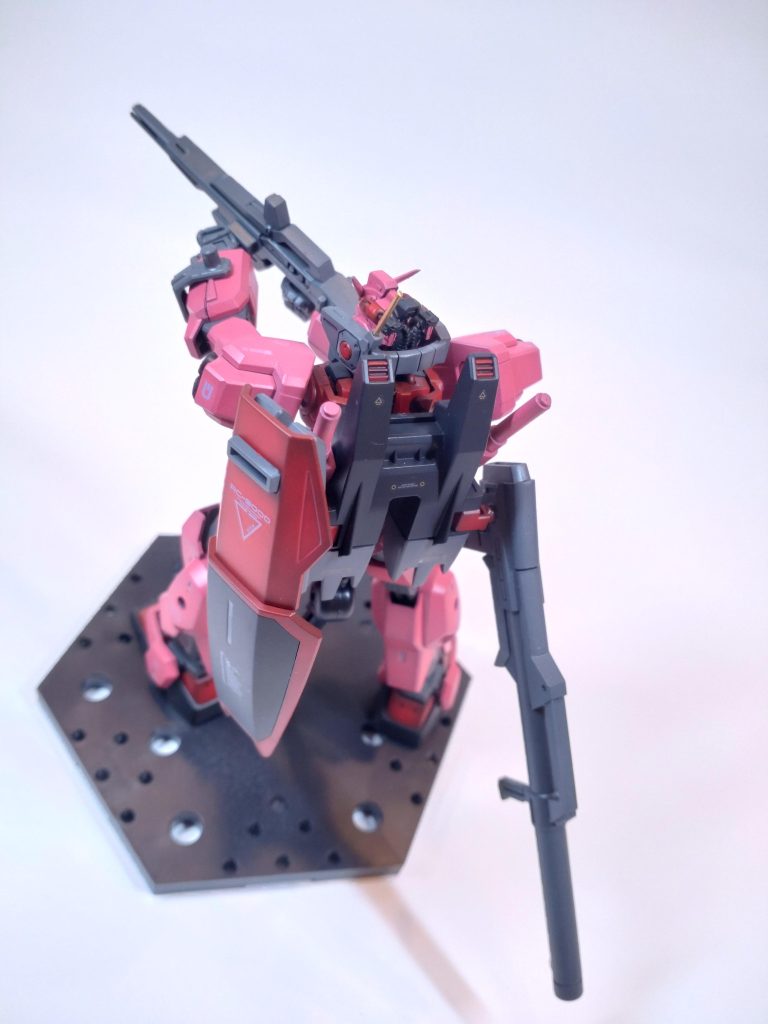 また、本システムはアルファサイコミュと連動している。バックパックにマウントしたビームライフルやバズーカといった攻撃武装は、アルファサイコミュで増幅した脳波からの命令により、攻撃対象を照準•迎撃することが可能となっている。パイロットのニュータイプ能力に依存するものの、標準的な装備しか持たない本機にとっては、このトリッキーな動きは初見殺しとなる有効な攻撃手段である。また、本バックパックは「シルエットシステム」と呼ばれる新機能も搭載している。本機以外の武装にサイコミュコネクターを接続することで、本機とその武装を瞬時に、且つ正確に連結•連動して扱うことができる。この機能を用いれば、サイコミュ兵器も使用可能であり、「キケロガシルエット」が開発中との噂もある。