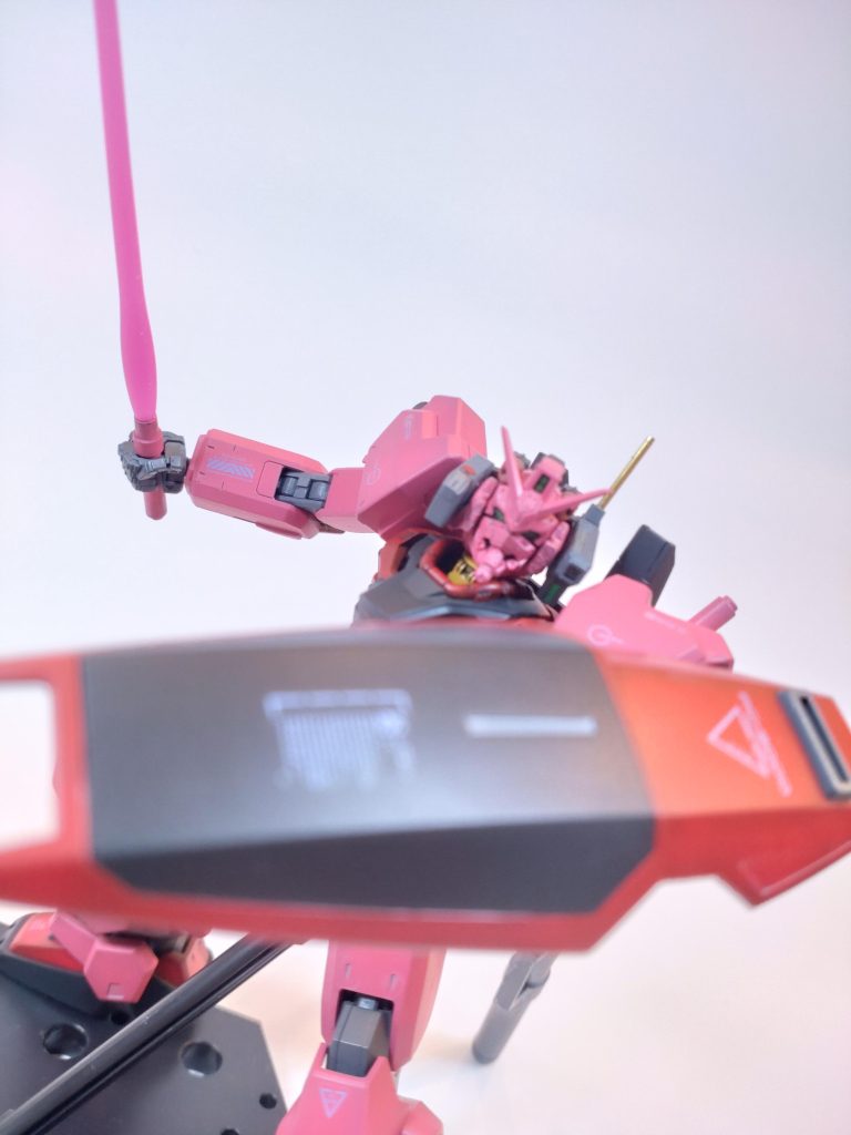 武装はビームライフル、バズーカ、ビームサーベル、外付武装でで4門に増設された頭部バルカンと、取り回しのよいものになっている。コックピットは赤いガンダムのものを使用しているため、アルファサイコミュは健在である。しかし、赤いガンダムがゼクノヴァの向こう側から現れた時には、ビットを含む各種武装を喪失した状態であったため、本機にサイコミュ兵器は未搭載である。