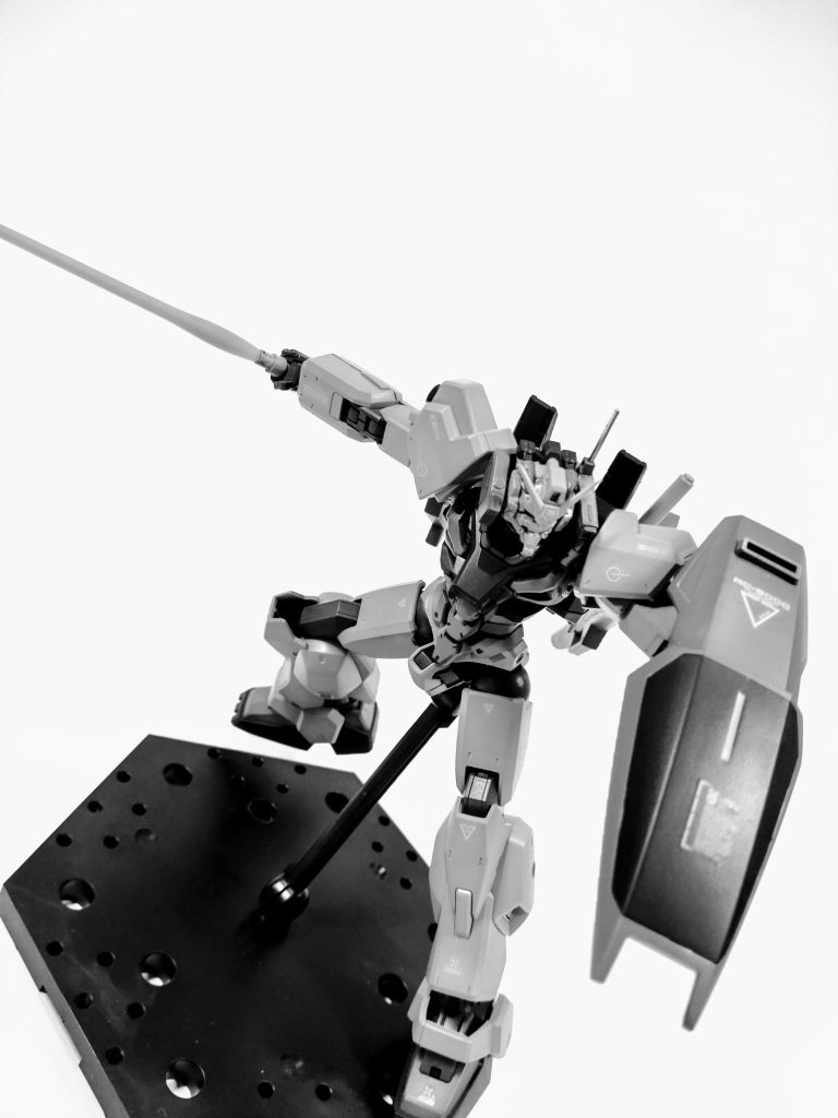 しかし、本機とそのパイロットには幾つかの噂が流れている。その噂を生み出した原因の一つが、「コアファイターの消失」である。イオマグヌッソクーデター時にジオン軍が回収した赤いガンダムは、頭部と右腕とバックパックが破壊されていたと報告されているが、バックパックとなるコアファイターは破壊されていたわけではなく「そのまま無くなっていた」とされる目撃情報がある。また、操縦者であるシャア大佐がジオンを混乱に追いやったシャリア・ブル中佐の愛機であったキケロガをモチーフにしたシルエットを開発している点にも、多くの疑問の声が上がっている。もともとマブであったという関係性はあるものの、ジオン公国を混乱に追いやった張本人であるシャリア・ブル。その愛機であるキケロガをモチーフにした武装を、ジオンを再興しようというシャアが採用するであろうか。そもそも、1年戦争のシャアを知る者たちからは、「以前と違い、喋り方が上品」「そもそも、容姿が別人」「1年戦争ではわざわざオーダーメイドしていたのに、今の軍服が赤くないのは何故か?」「仮面がよりクソダサくなった。似合ってない!?」などの証言があり、1年戦争でのシャアと現在のシャアの「別人説」が囁かれている。