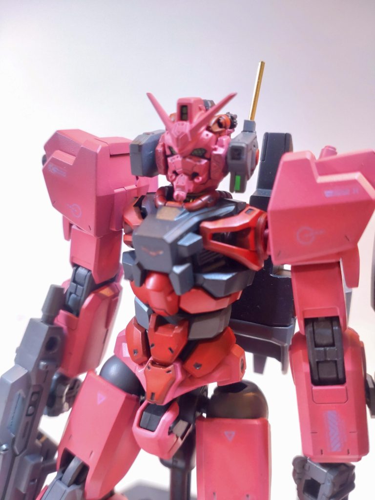 今回残念だったのが、この外装バルカン。モビルスーツ形態にしたときにキケロガの外側をバックパックにマウントさせるには、バックパックが本体と離れている必要がありました。そこで、ウェポンパーツセットのエールストライカーを用いたのですが、最初はストライクガンダムと同じ向きで装備していました。が!一通りミキシングしてみたらあんまりマークII感がなかったので、シャープな赤いガンダムの顔にも合うように外装バルカンの横幅を短くする改造をして取り付けました。が!塗装後に組んでみると、バルカンとバックパックの顔の横に飛び出す部分が干渉して取り付けられねえ!自分の確認不足が悪いのですが、ジークアクスコンに間に合わすべく百式作り終わったあとすぐ駆け足で作成したので気付きませんでした(汗) とほほ…。また文量多くなってしまいました(妄想設定大好き!)ご覧いただき、ありがとうございました!