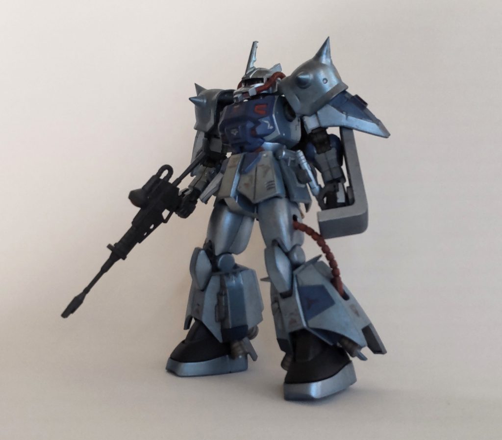 ご覧いただきました皆様ありがとうございます!!第4幕無事完走致しました!( ；∀；)一年戦争でもあまり触られていない背景が出て、ガンダムNT‐0の参戦により物語が更に加速しだしました！トライバル隊とノアズ・アークも独自に動きだし何を目的としているのか？一年戦争も終盤戦！今後の展開は如何にっ!?ではガンプラ紹介です！今回ご紹介は高機動型ザクII親衛隊仕様です。型番はR-3ですが公式のとは違う感じに仕上げてます。ベースキットはHGMSDアクトザク(キシリア隊)で脚部はHGのライデンザクから取っています。肩はイエサブでグフカスジャンクを買い、他のジャンクとも合わせてます。親衛隊の特別機で色々イメージしたのですが、中々使用するキットが定まらず偶発的に誕生した機体です(・_・;)親衛隊は人間性に難アリですが装備は一級品という事で新型ゲルググのビームライフルにビームサーベルを装備でジオン軍の中でも高級な機体ですカラーリングも難航しました。塗装はシルバーを吹いて上からクリアーブルー、更にシルバーを重ねて青銀っぽくしました。初の重ね塗りで色合いを出してます。
